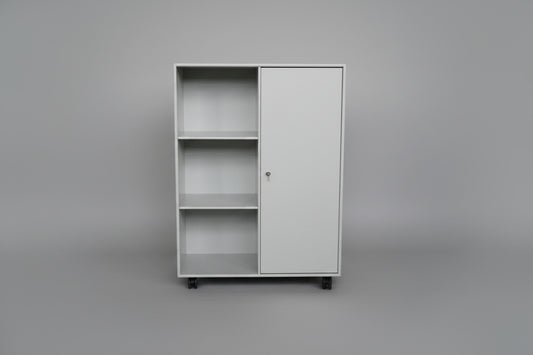 Montana reol med hjul set forfra med 6 rum og skab med lås