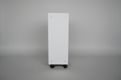 Montana reol set fra siden med indbygget magnetsystem og hjul