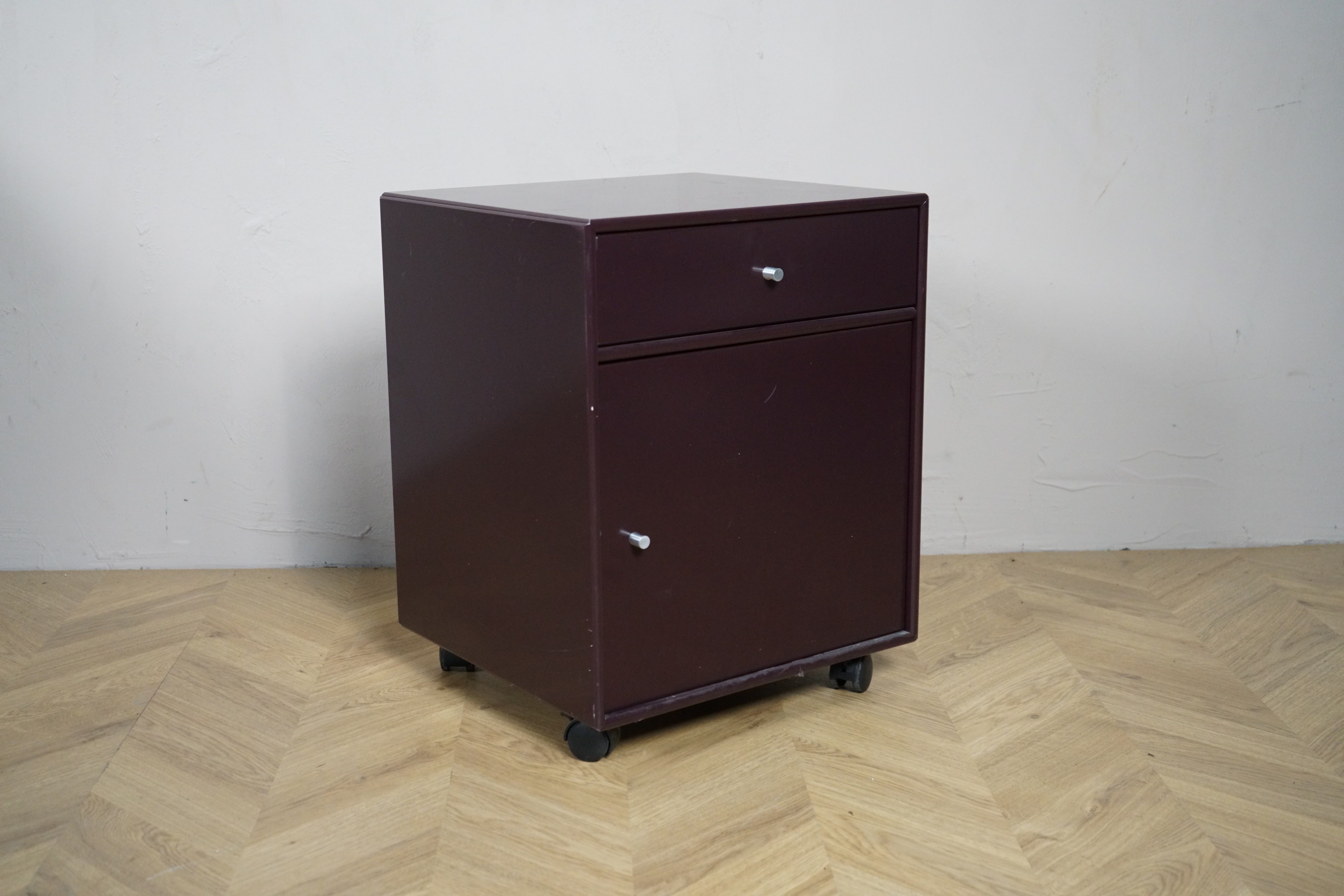 Montana skuffekassette i bordeaux med hjul set fra skrå vinkel