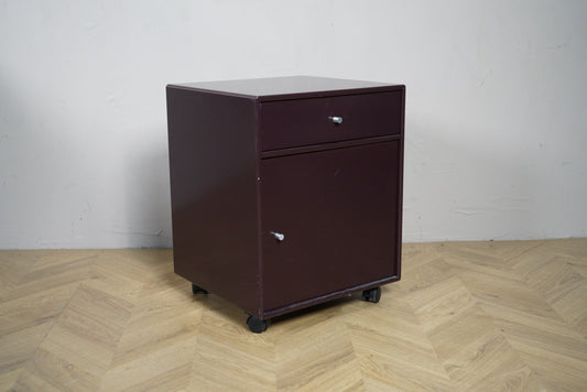 Montana skuffekassette i bordeaux med hjul set fra skrå vinkel