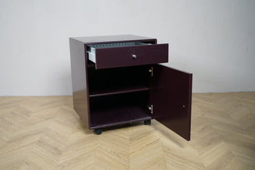 Montana skuffekassette i bordeaux set skråt med åben skuffe og skab