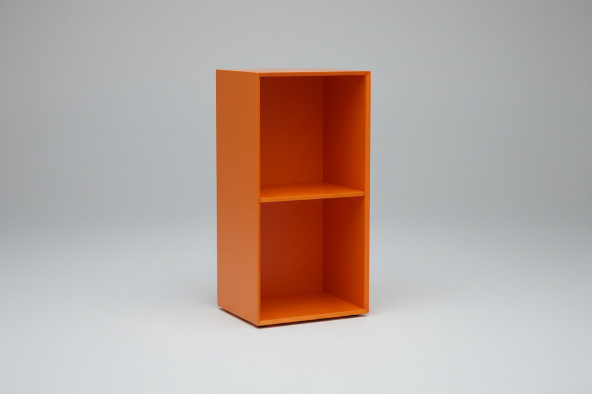 Montana Wardrobe RP16 orange reolmodul designet af Peter J. Lassen – skrå vinkel
