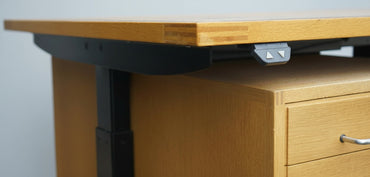 Detaljebillede af overflade og materialevalg på Munch M40 Hæve-sænkebord i bøg – håndværk og finish i høj kvalitet