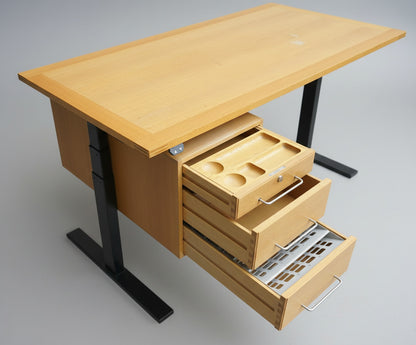 Skrå visning af Munch M40 Hæve-sænkebord 160x80 cm i bøg med åbne skuffer – funktionelt og stilfuldt direktørbord