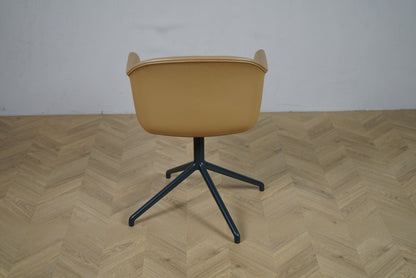 Muuto Fiber Armchair set bagfra – stilrent design med sort metalbase og blød læderskal.