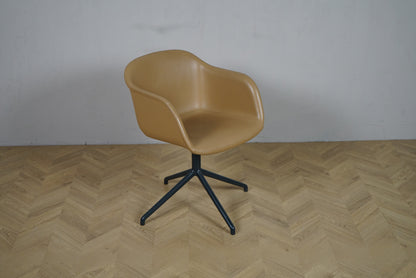 Detalje af cognacfarvet læder på Muuto Fiber Armchair – håndværk og materialekvalitet i fokus.