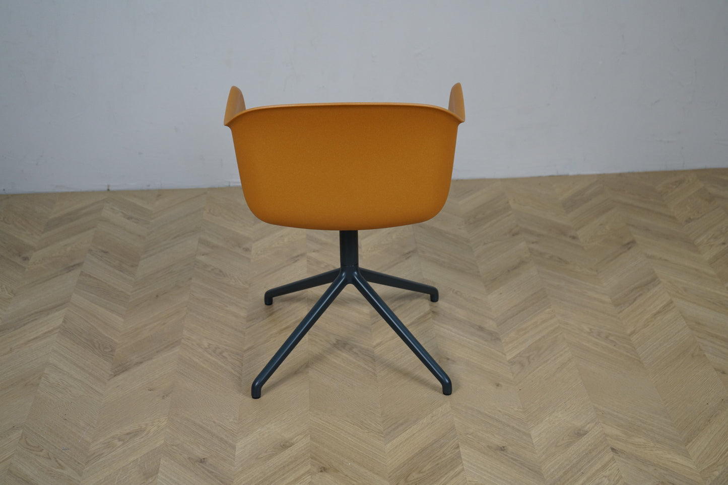 Muuto Fiber Armchair i orange – bagfra på drejefod