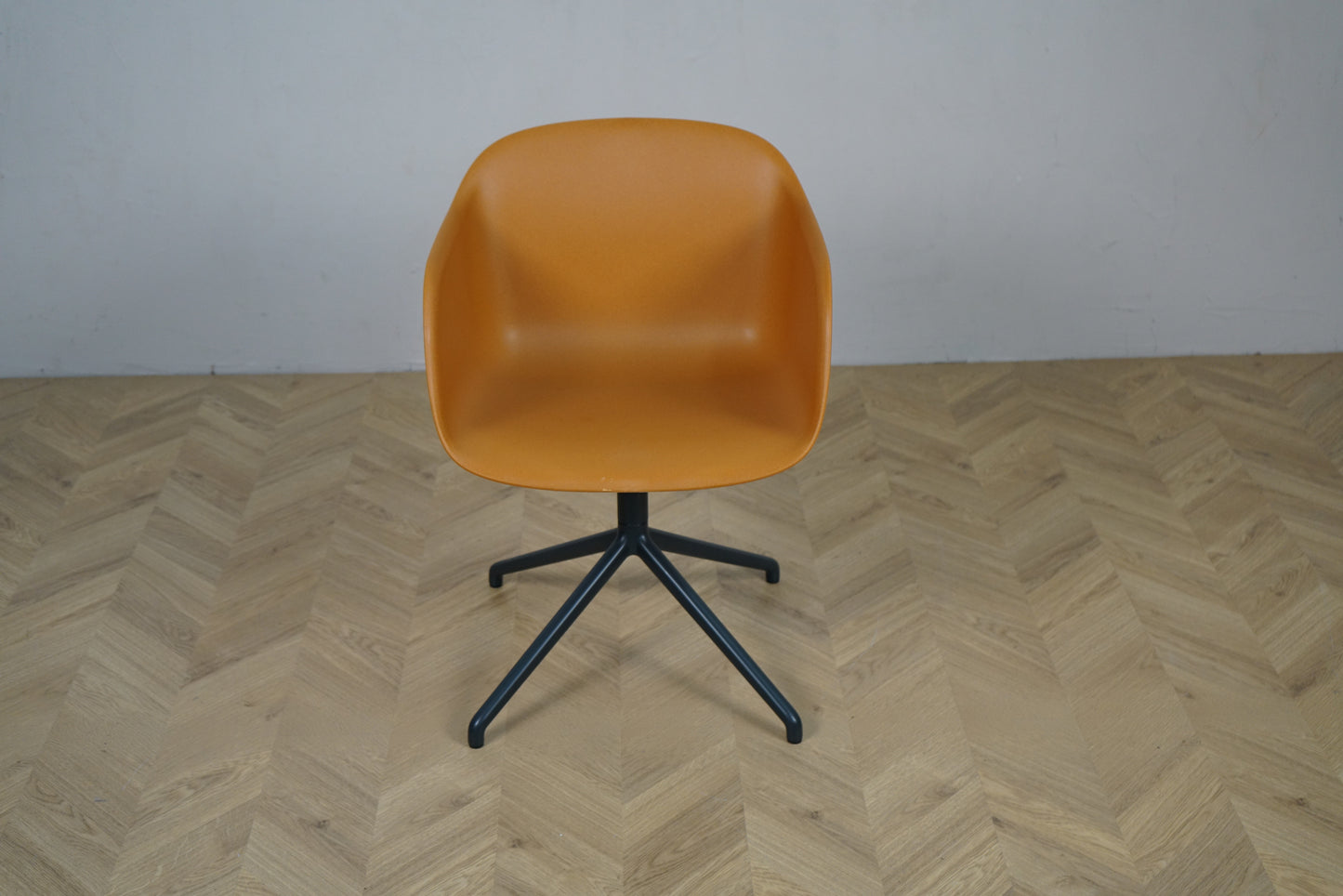 Muuto Fiber Armchair i orange – frontbillede af drejestol med 45 cm siddehøjde