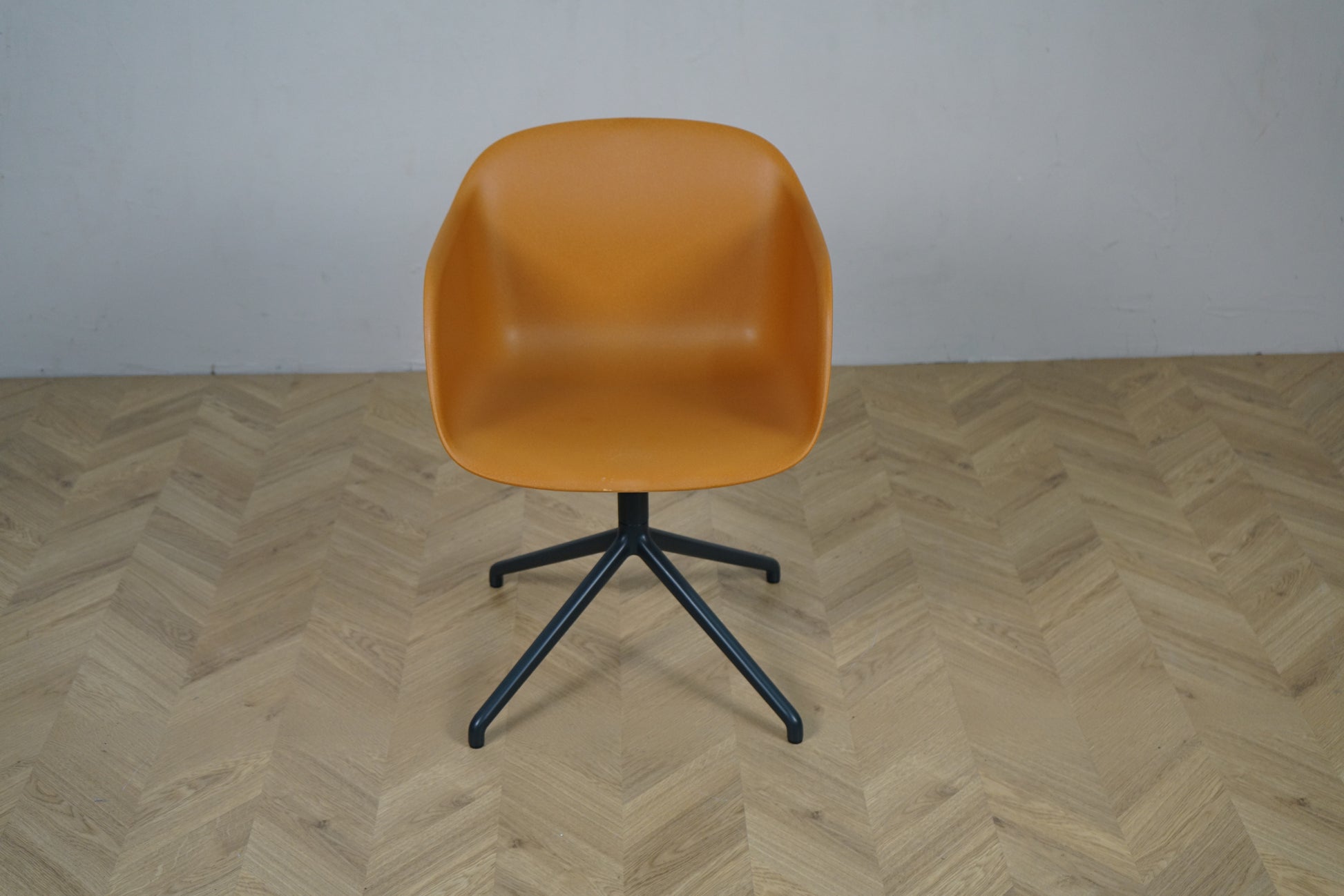 Muuto Fiber Armchair i orange – frontbillede af drejestol med 45 cm siddehøjde