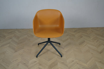 Muuto Fiber Armchair i orange – frontbillede af drejestol med 45 cm siddehøjde