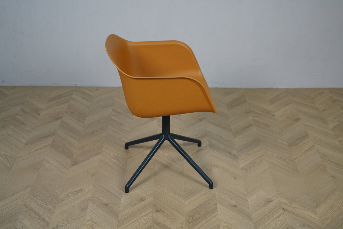 Muuto Fiber Armchair i orange – sidebillede af drejestol med armlæn