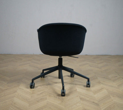 Muuto Fiber kontorstol i mørkeblå set bagfra – moderne design med sort hjulstel og ergonomisk form.