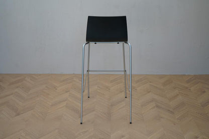 Muuto højstol i sort set bagfra – minimalistisk ryglæn og krom understel.