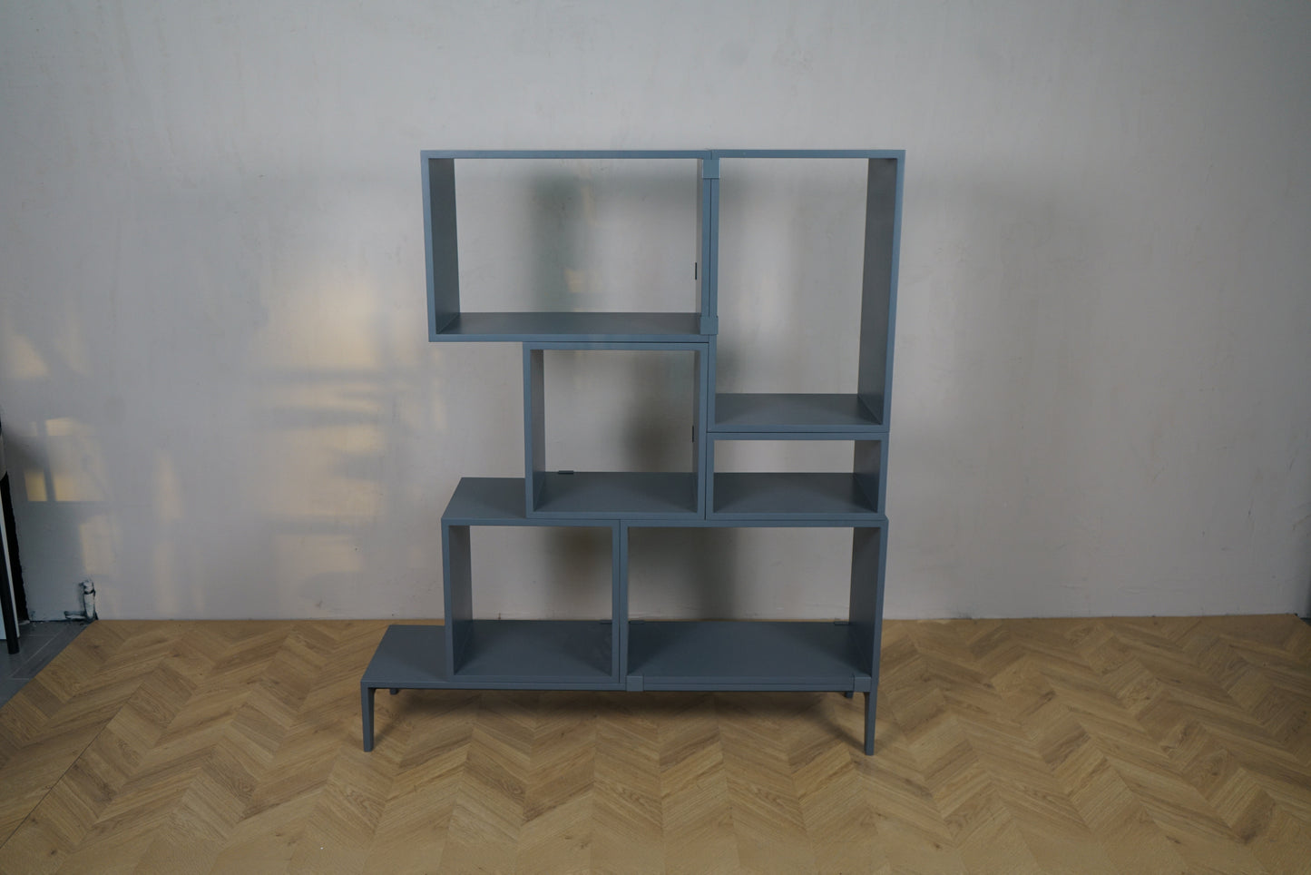 Muuto Stacked Storage System Bookcase Configuration 5 – moderne bogreol med 6 kasser, set forfra