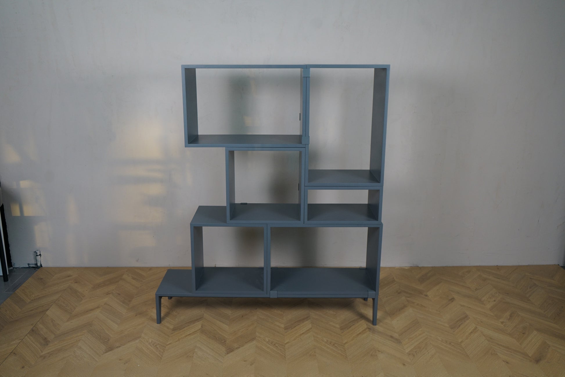 Muuto Stacked Storage System Bookcase Configuration 5 – moderne bogreol med 6 kasser, set forfra