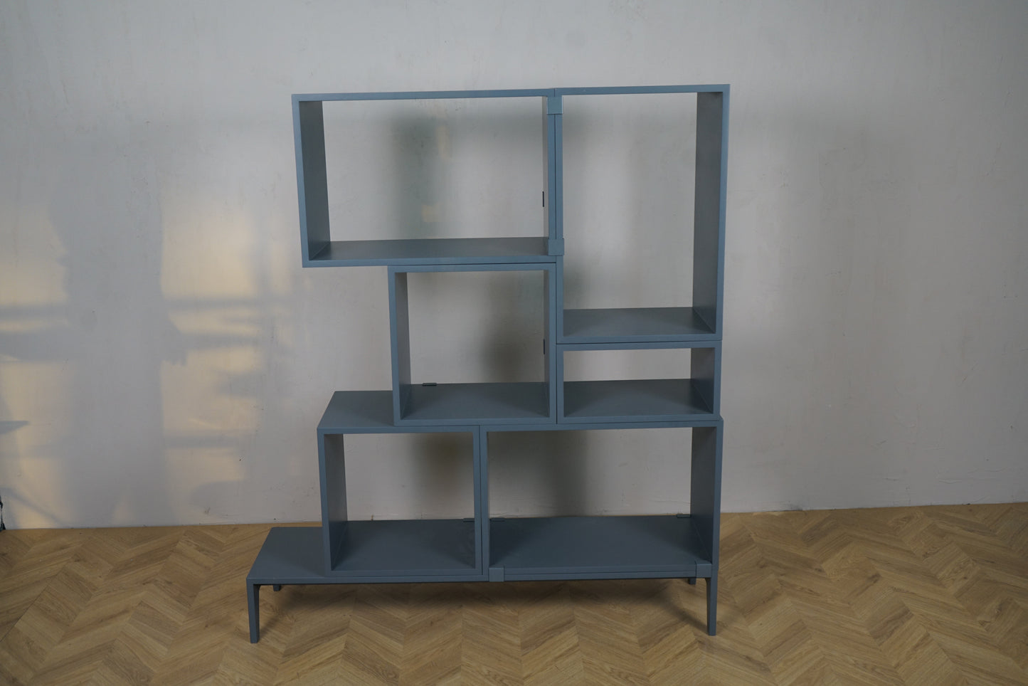 Muuto Stacked Storage System Bookcase Configuration 5 – moderne modulbogreol set på afstand i interiør