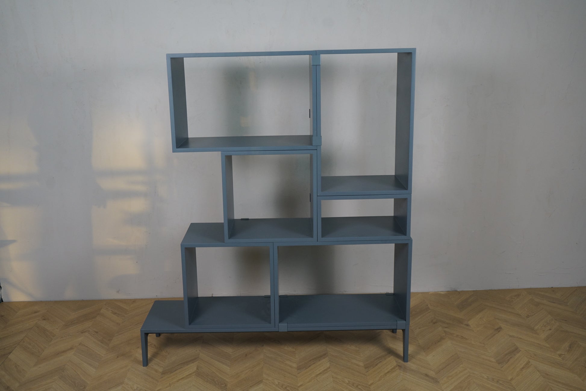 Muuto Stacked Storage System Bookcase Configuration 5 – moderne modulbogreol set på afstand i interiør