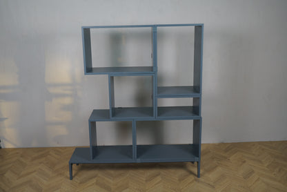 Muuto Stacked Storage System Bookcase Configuration 5 – moderne modulbogreol set på afstand i interiør