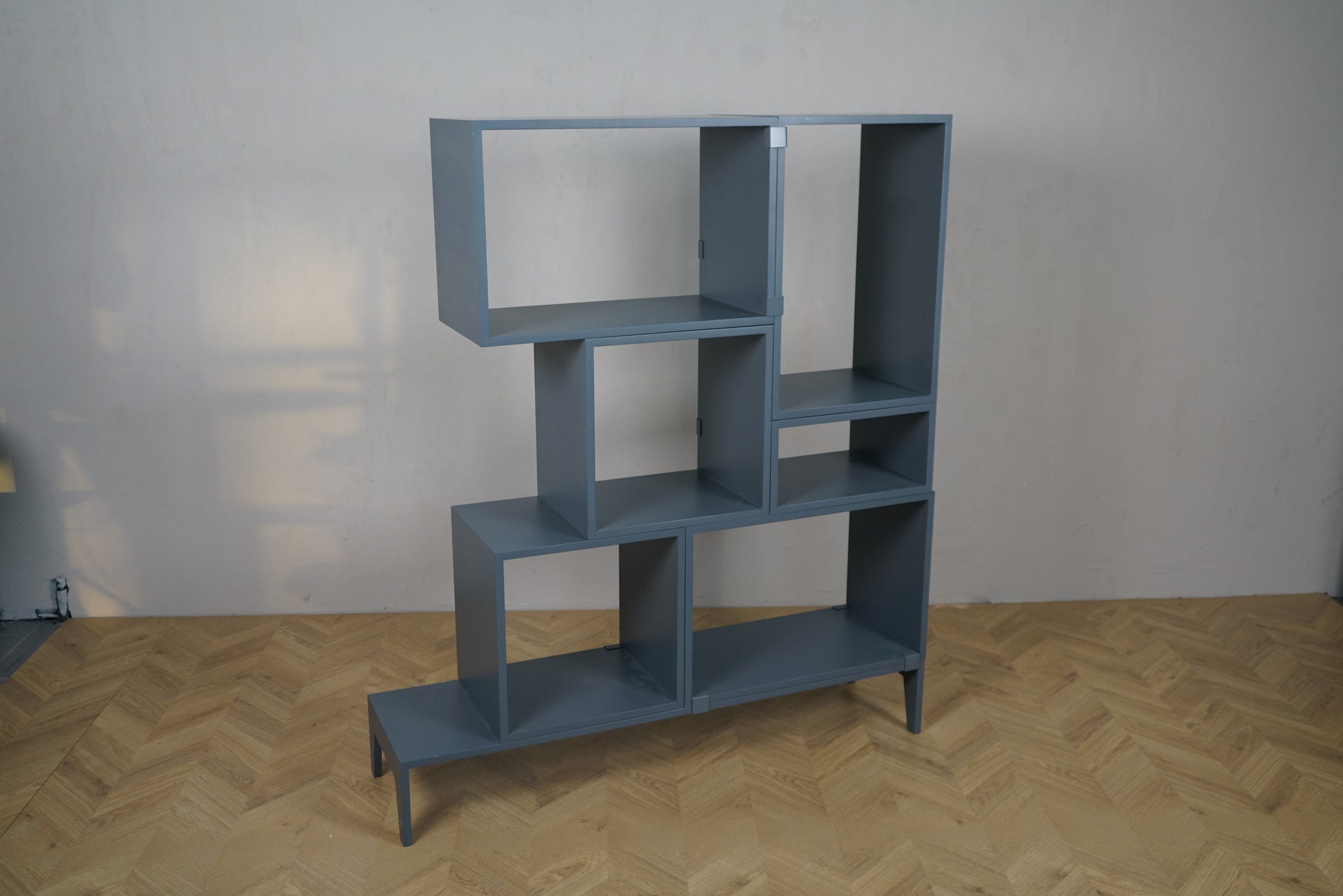 Muuto Stacked Storage System bogreol – fleksibel konfiguration med 6 kasser, set fra skrå vinkel