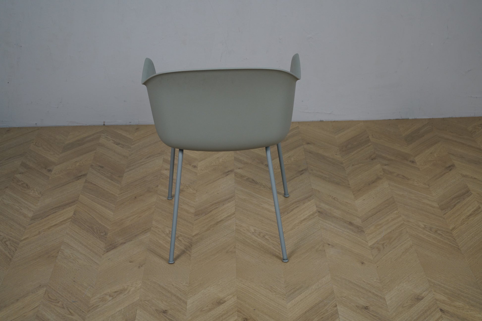 Muuto grå spisestol set bagfra med afrundet ryglæn