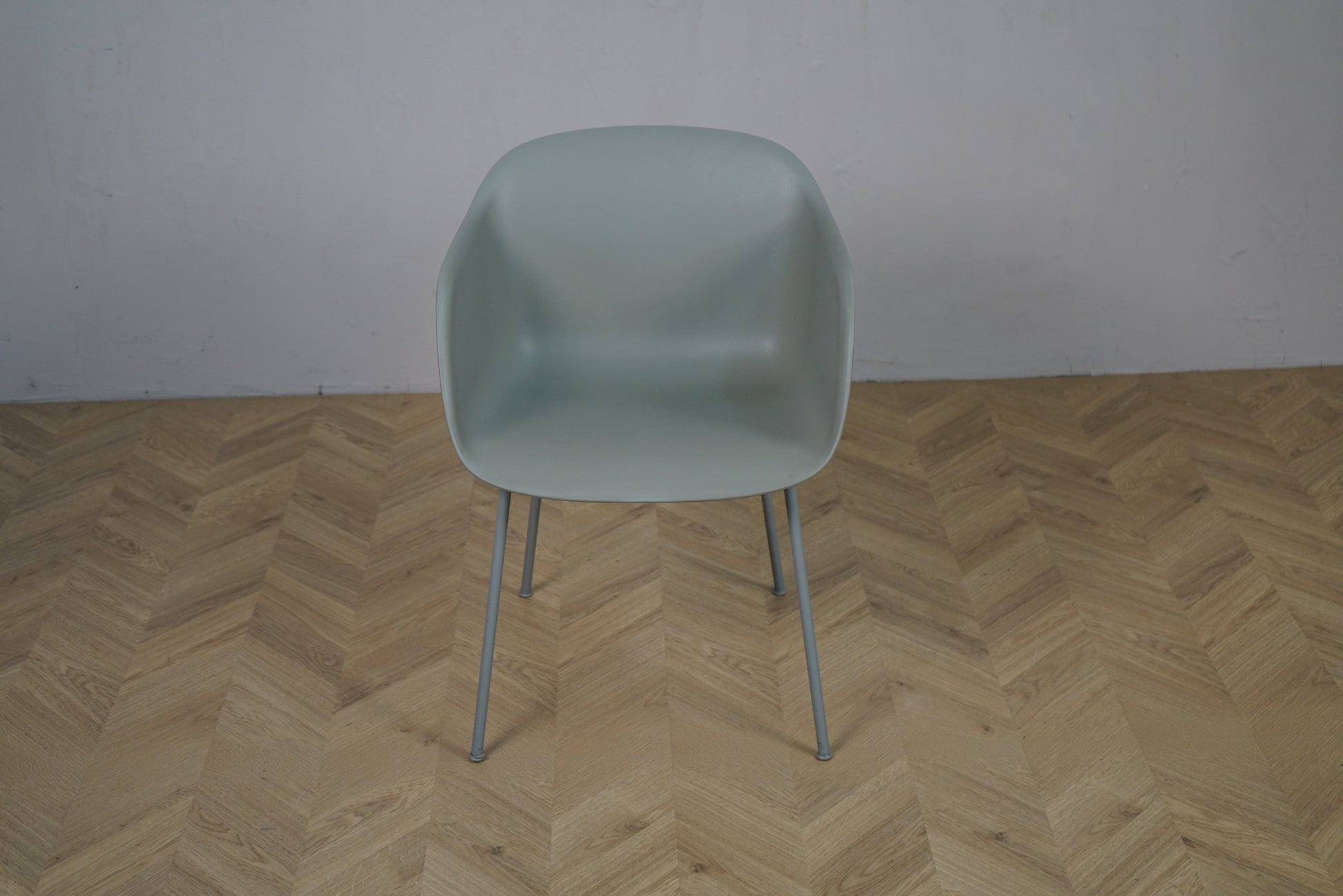 Muuto grå spisestol set forfra med 45 cm siddehøjde