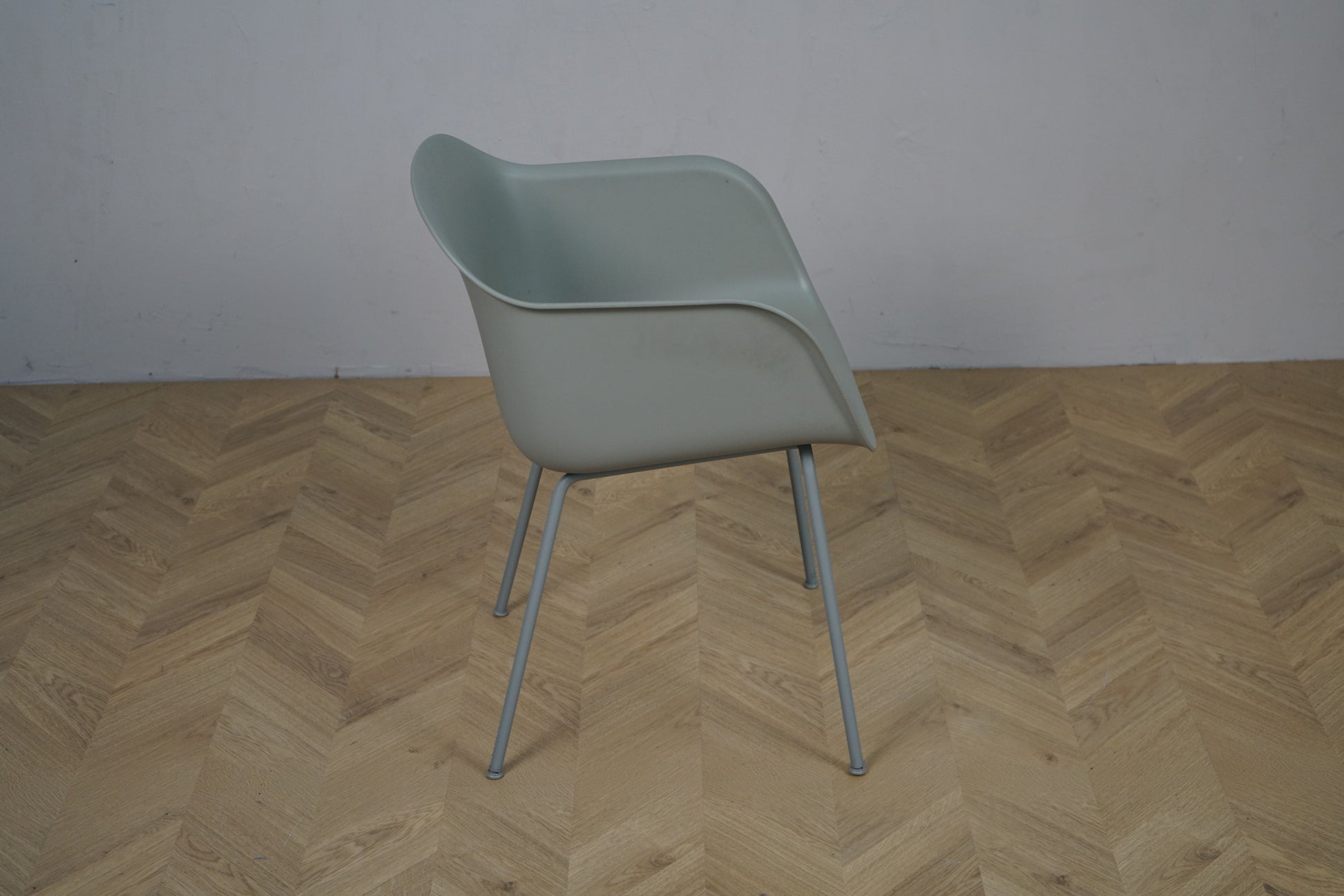 Muuto grå spisestol set fra siden med buet skal og slanke ben