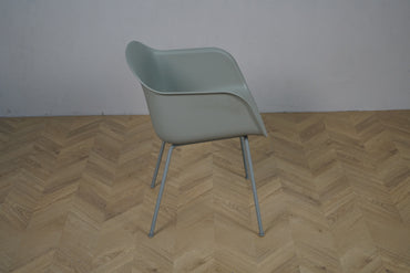 Muuto grå spisestol set fra siden med buet skal og slanke ben