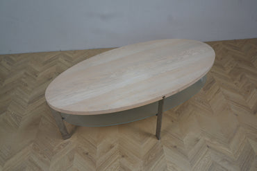 Ovalt sofabord i massiv eg med glashylde fra Naver, design Aksel Kjersgaard.