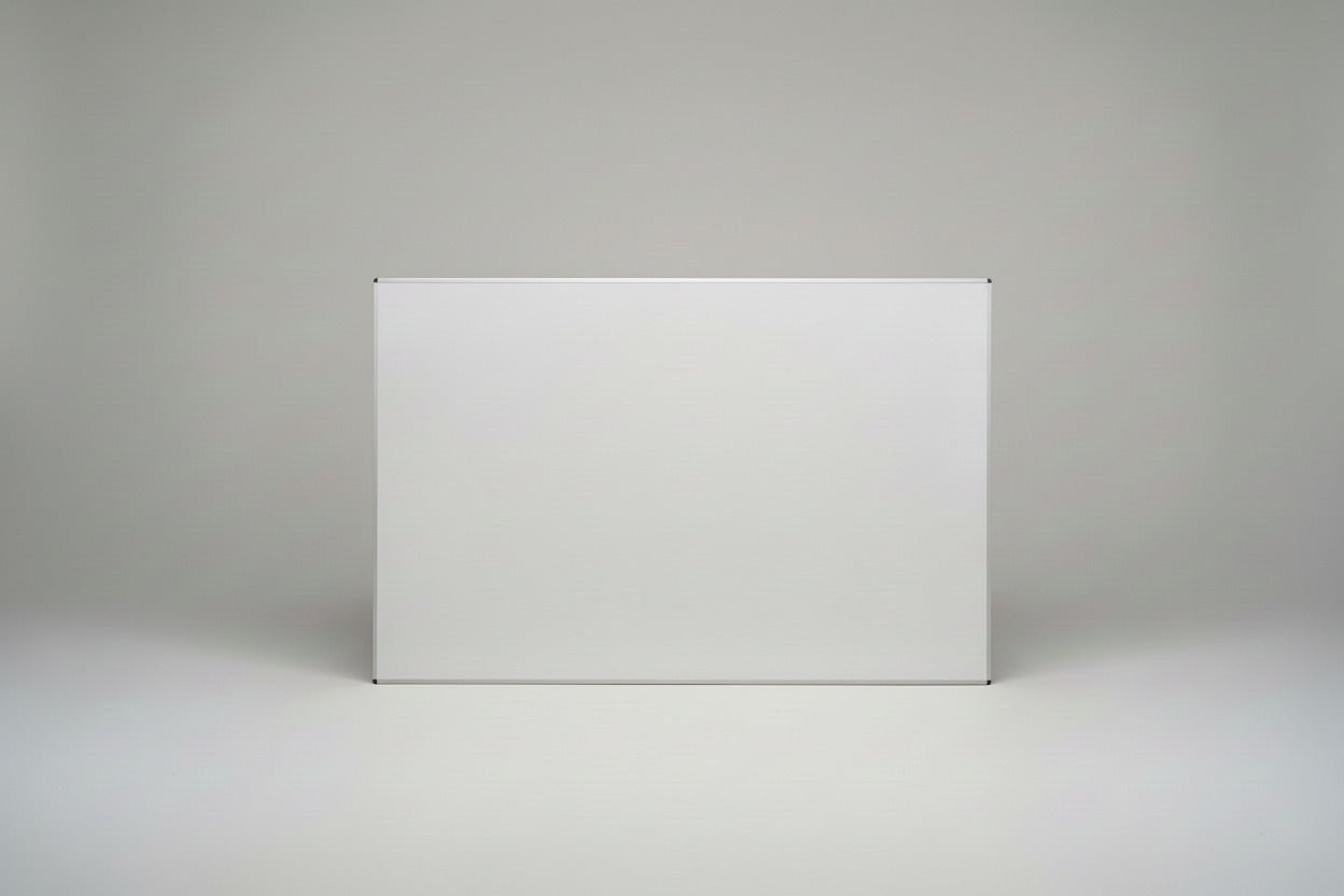 Nobo hvidt magnetisk whiteboard med aluramme og beslag set forfra