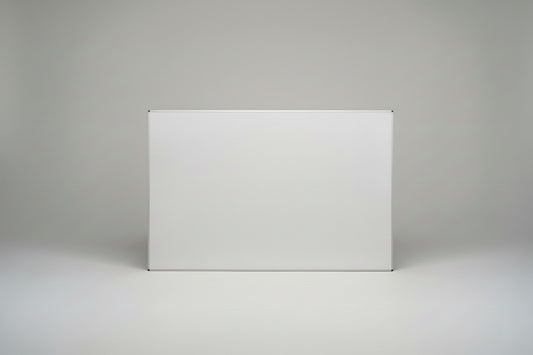 Nobo hvidt magnetisk whiteboard med aluramme og beslag set forfra