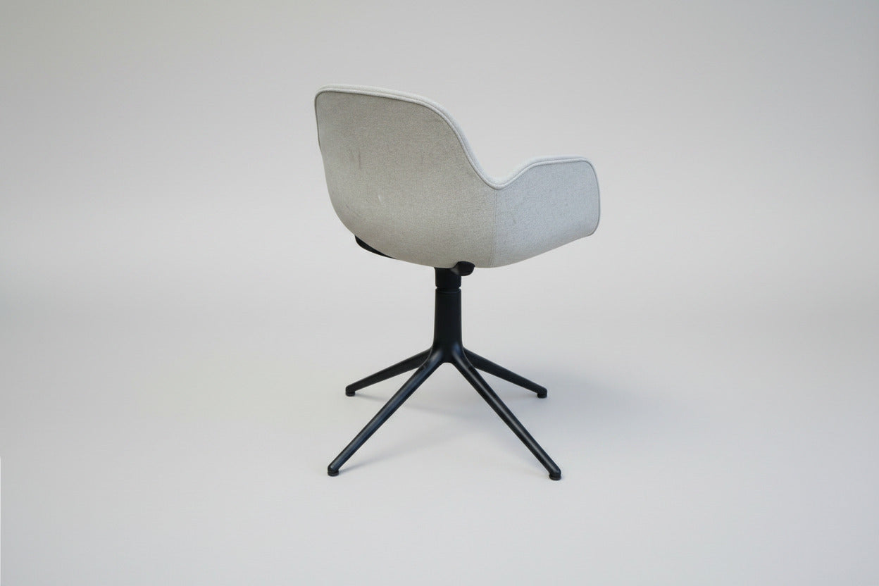 Normann Copenhagen Form Armchair Swivel med beige polstring og sort aluminiumsstel set bagfra