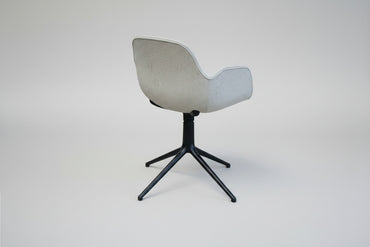 Normann Copenhagen Form Armchair Swivel med beige polstring og sort aluminiumsstel set bagfra