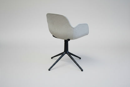 Normann Copenhagen Form Armchair Swivel med beige polstring og sort aluminiumsstel set bagfra