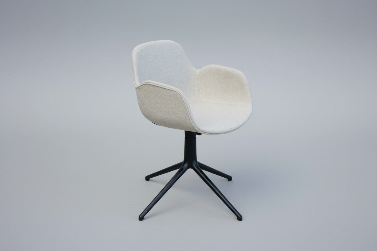 Normann Copenhagen Form Armchair Swivel beige loungestol af Simon Legald set forfra