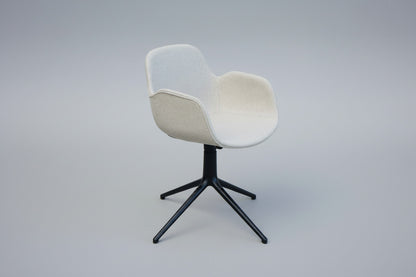Normann Copenhagen Form Armchair Swivel beige loungestol af Simon Legald set forfra