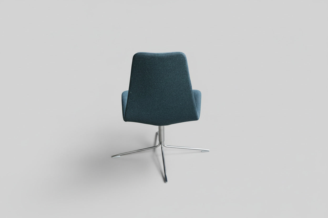 Offecct loungestol i blå uld set bagfra med elegant krom stel og tidløst loungedesign.