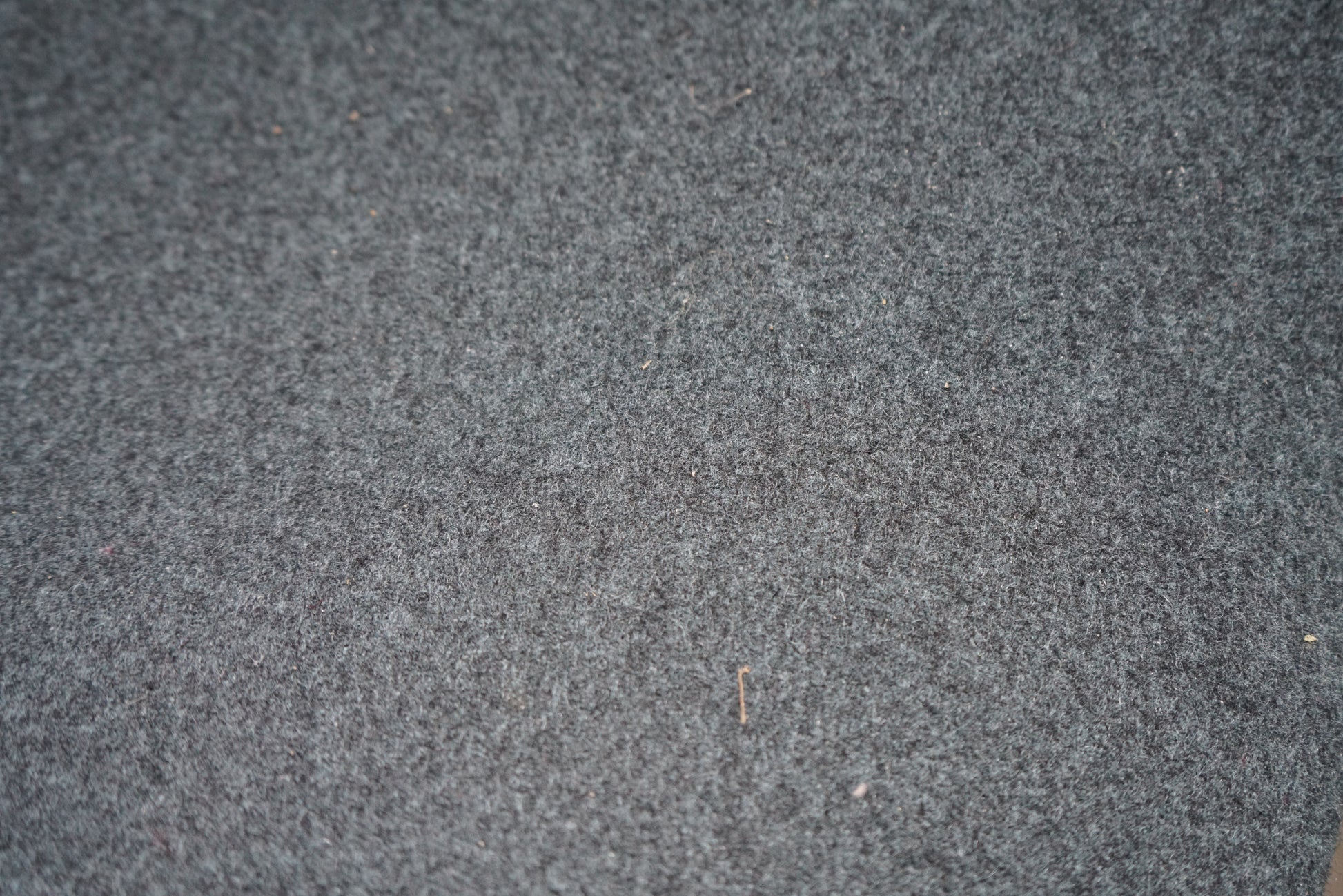 Close-up af blå uldpolstring på Offecct loungestol med stilrent krom stel.