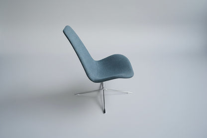 Offecct loungestol i blå uld set fra siden med moderne krom stel og komfortabel siddehøjde på 40 cm.