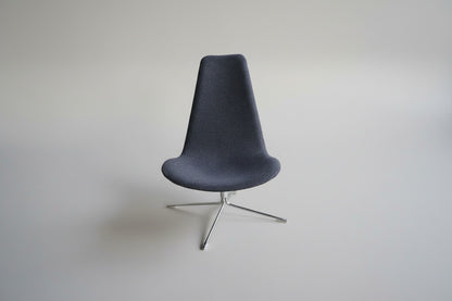 Offecct loungestol i grå uld set forfra med elegant krom stel og 40 cm siddehøjde.