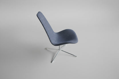 Offecct loungestol i grå uld set fra siden med moderne krom stel og komfortabel siddehøjde på 40 cm.