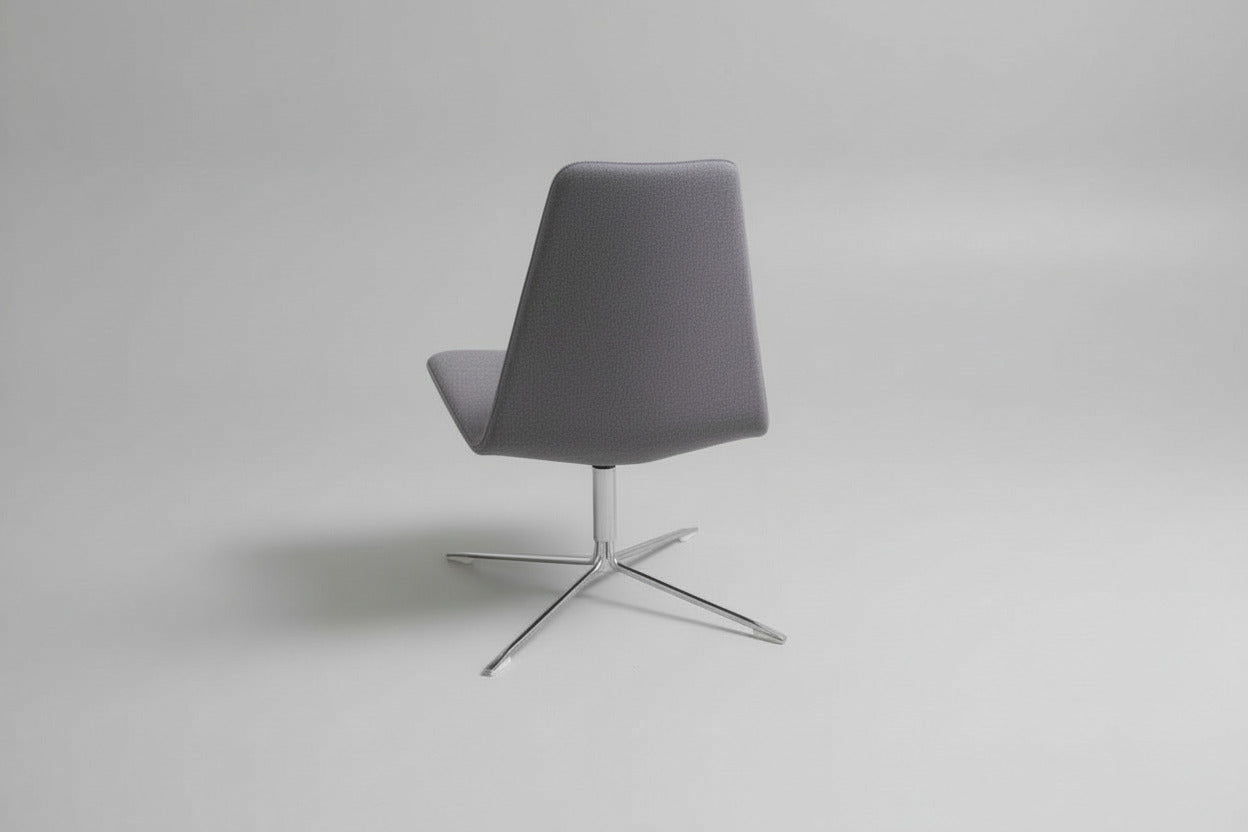 Offecct loungestol i lysegrå uld set bagfra, med stilfuldt krom stel og moderne formsprog.