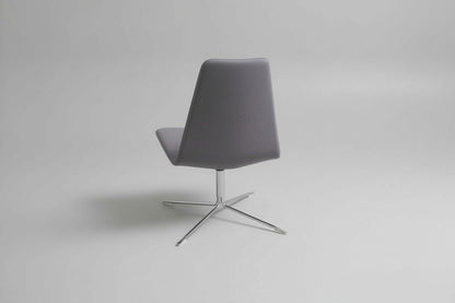 Offecct loungestol i lysegrå uld set bagfra, med stilfuldt krom stel og moderne formsprog.