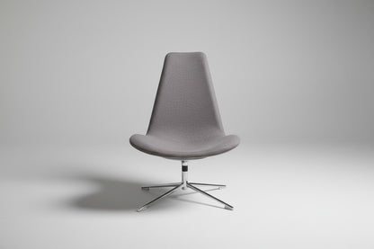 Offecct loungestol i lysegrå uld set forfra med krom stel og 40 cm siddehøjde.