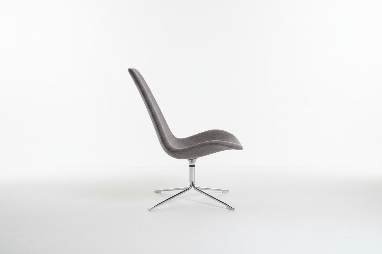 Offecct loungestol i lysegrå uld set fra siden, med krom stel og moderne, stilrent design.