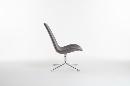 Offecct loungestol i lysegrå uld set fra siden, med krom stel og moderne, stilrent design.