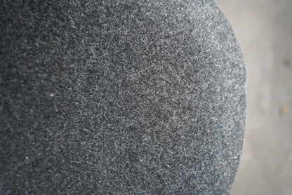 Close-up af mørkegrå uldpolstring på Offecct loungestol med krom stel og moderne detaljer.