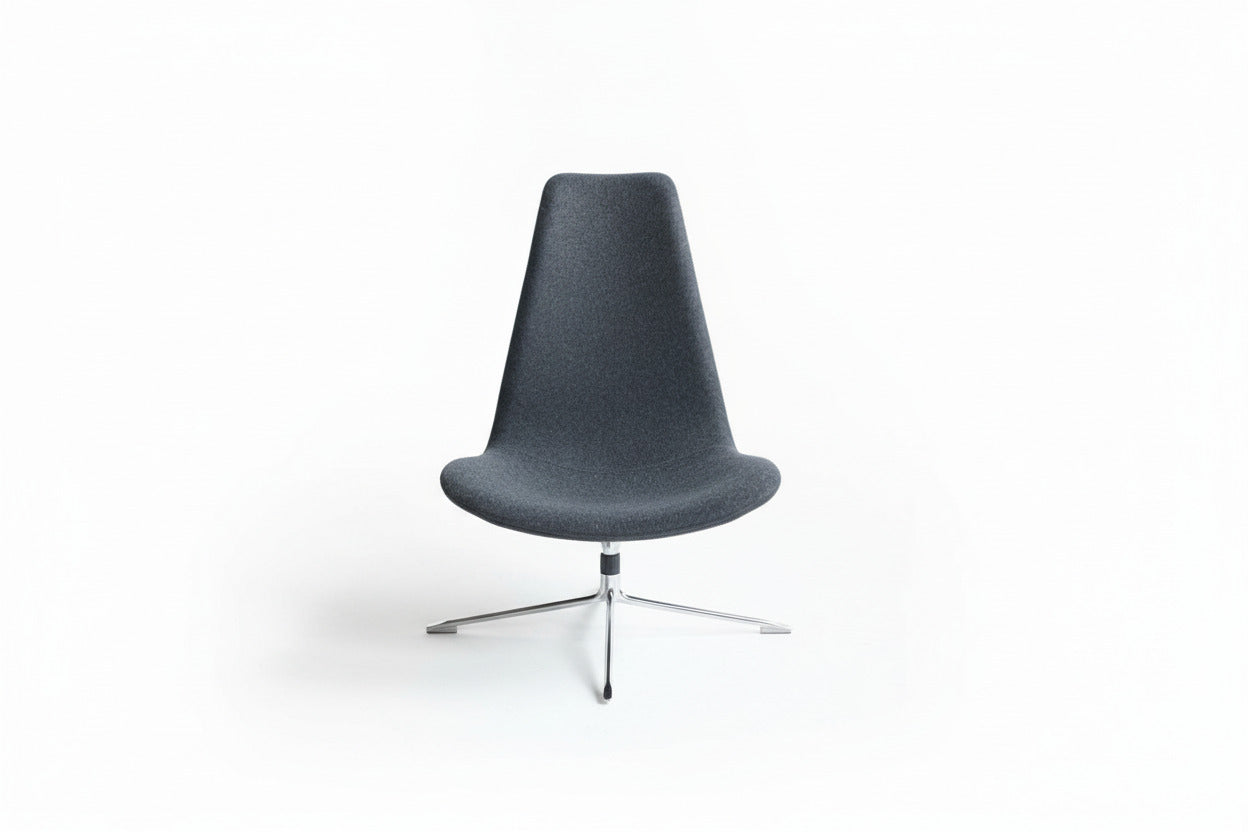 Offecct loungestol i mørkegrå uld set forfra med elegant krom stel og 40 cm siddehøjde.