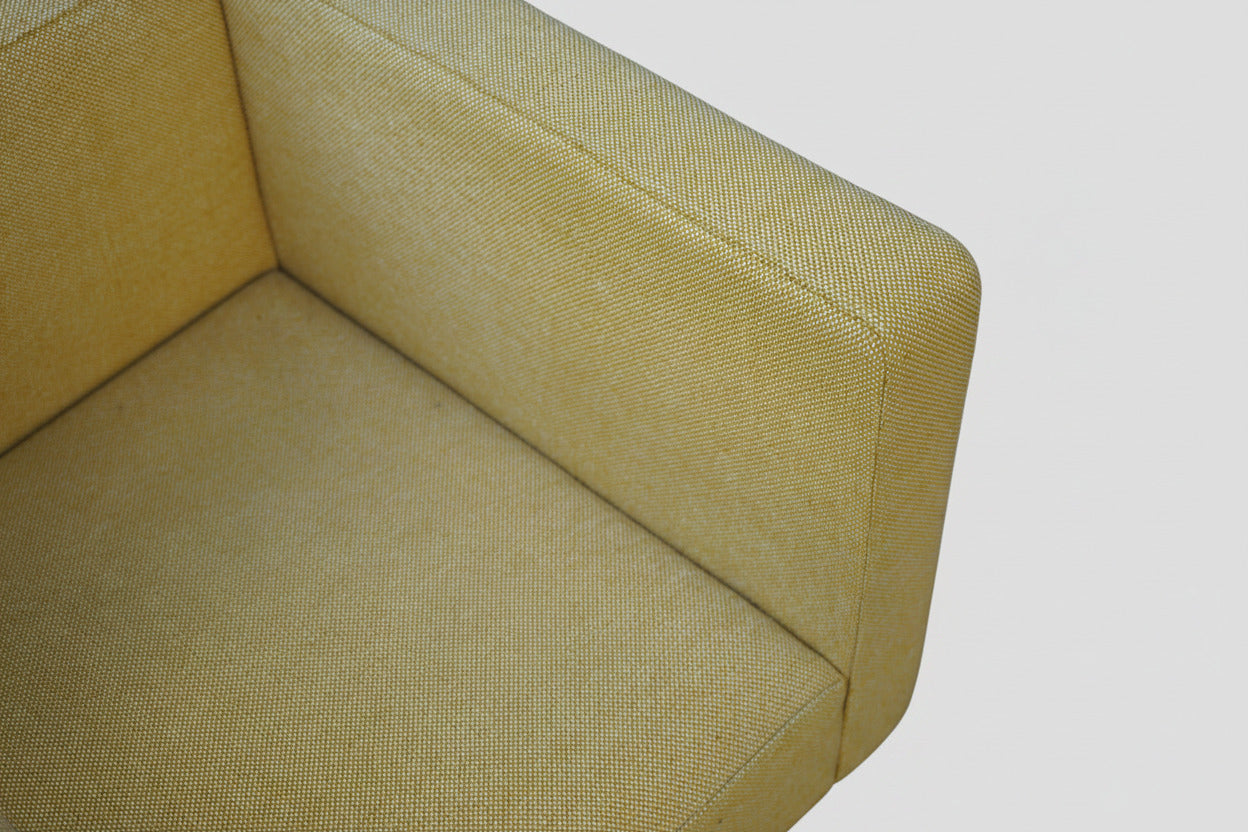Close-up af OFFECCT Solitaire loungestol med gul polstring og detaljer i krom