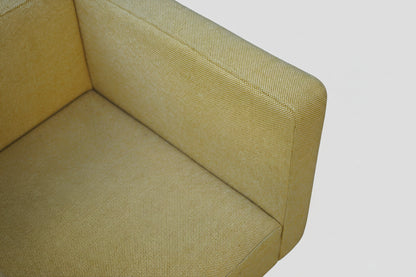 Close-up af OFFECCT Solitaire loungestol med gul polstring og detaljer i krom