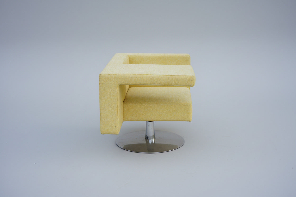 OFFECCT Solitaire gul loungestol med bord og krom stel set fra siden
